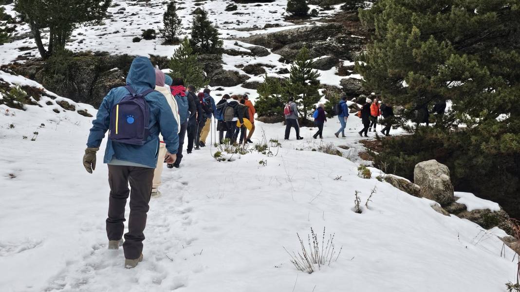 Konya’da doğaseverler kar üstünde içleri yanarak yürüdü 4